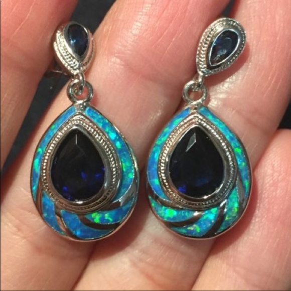 Gorgeous Dangling Earrings - Picture 7 of 7